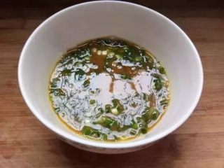 4、馒头披萨,葱花放入蛋液内，搅匀