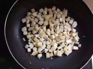 5、馒头披萨,锅热加油，把馒头放入锅中翻炒