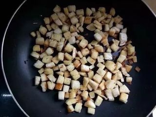 6、馒头披萨,成金黄色，用筷子把馒头丁弄均匀，