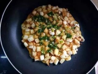 7、馒头披萨,倒入蛋液