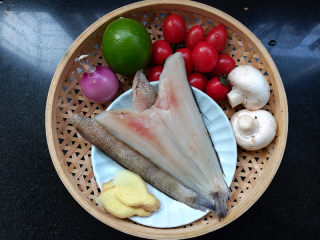 1、柠檬香辣烤冰鱼,南极直达冰鱼自然解冻。洋葱、口蘑、千禧清洗干净。