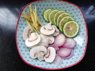 2、柠檬香辣烤冰鱼,青柠檬切片，口蘑切片，洋葱切片，姜切丝。