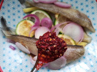 4、柠檬香辣烤冰鱼,加入一茶匙自己做的油辣子，这个超级辣，我只能放这么点了。