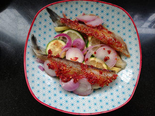 5、柠檬香辣烤冰鱼,油辣子均匀地抹在鱼身上。腌制15分钟。