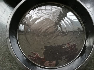 6、柠檬香辣烤冰鱼,烤盘抹一层玉米油，我直接用的披萨盘，正好可以烤两条。