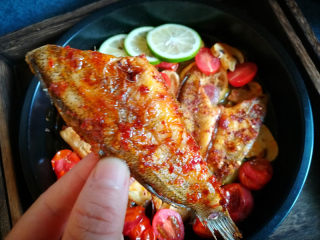 11、柠檬香辣烤冰鱼,不仅鱼好吃，烤好的千禧和口蘑也非常好吃。