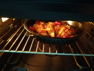 9、柠檬香辣烤冰鱼,烤箱预热200℃，烤15-20分钟。想肉质鲜嫩的少烤几分钟，想烤的老一些的，多烤几分钟。