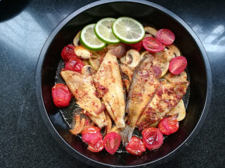 10、柠檬香辣烤冰鱼,烤箱预热200℃，烤15-20分钟。想肉质鲜嫩的少烤几分钟，想烤的老一些的，多烤几分钟。