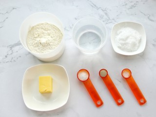 1、原味苏打饼干,准备好所需食材