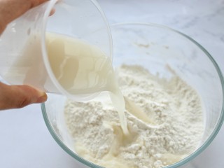 4、原味苏打饼干,倒入酵母水