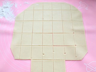 9、原味苏打饼干,用刀切成均匀的小块，约4*5厘米的长方形