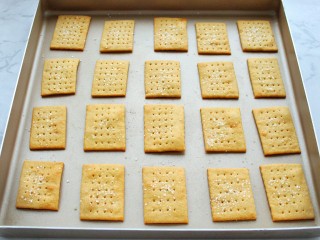 12、原味苏打饼干,待饼干表面呈金黄色即可出炉，晾凉后就会变得酥脆