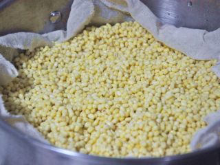 3、绿豆糕,将绿豆洗净，蒸锅中垫入纱布，倒入绿豆均匀摊开。