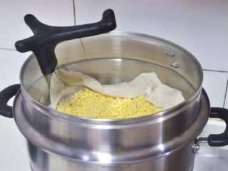 4、绿豆糕,盖上锅盖蒸一小时。
