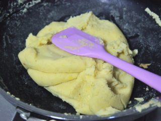 9、绿豆糕,继续不停的翻炒，直到它能抱团。