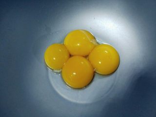 1、原味基础戚风蛋糕,蛋清和蛋黄分离，分别装入无水无油的打蛋盆中。同时预热烤箱，上下火150度，10分钟。