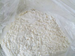 2、原味基础戚风蛋糕,将低粉和玉米淀粉过筛，备用。也可以全用低筋粉。玉米淀粉筋度更低，重量也更轻，有利于膨胀和组织稳定。过筛后粉质更细腻，以免有杂质或受潮结块