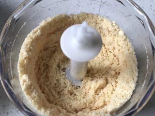 2、夏日芒果慕斯,饼干用料理机打碎