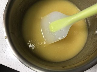 6、夏日芒果慕斯,芒果肉200g，放入料理机打成泥，加20g细砂糖，放入小锅中小火加热，放入泡好的鱼胶片20g，搅拌均匀，加热过的芒果泥不太容易氧化，但是为了保证新鲜口感，所以我煮的时间不长，五分钟。