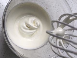 7、夏日芒果慕斯,淡奶油250g，加入细砂糖25g，打至七成发。