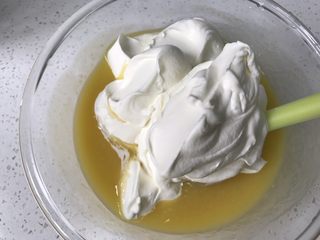 8、夏日芒果慕斯,拌入刚好冷却的芒果泥中，不能冷却太久，不然芒果泥在吉利丁作用下会凝固，就拌不了了。