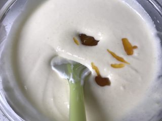 9、夏日芒果慕斯,为了口感更加美味，我加了50g芒果果酱（自制的），没有可以不加。没有果酱的可以将第四步的芒果泥煮久一点，半小时左右，也会有果酱的美味。如果要煮的久一点的话，建议芒果泥用到300g糖30g。不然份量不够。