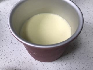 11、夏日芒果慕斯,将拌好的慕斯液倒入模具中，放入冰箱冷藏4小时以上。