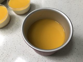 13、夏日芒果慕斯,待刚好冷却后，倒入慕斯蛋糕上层，以5mm左右的厚度为宜。冰箱冷藏30分钟