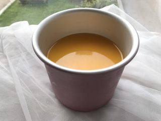 14、夏日芒果慕斯,取出慕斯蛋糕，用电吹风温热档绕模具侧面吹三四圈，即可脱模。可以把模具放在一个比模具直径小的杯子上面，模具慢慢往下移动，就完美脱模了。底部有油纸，拿一个很薄的刮刀插入底部，再轻轻移动入盘。