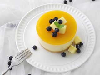 15、夏日芒果慕斯,装饰芒果和蓝莓。