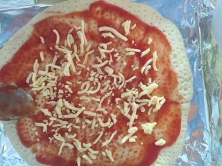 2、火腿虾仁蘑菇披萨,撒少许芝士碎