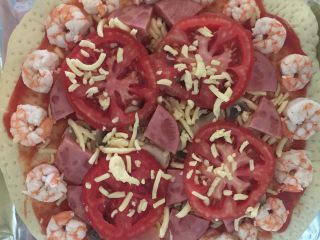 3、火腿虾仁蘑菇披萨,底层是焯过水的白蘑菇（切片）再摆放所有配料