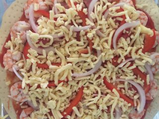 4、火腿虾仁蘑菇披萨,最上面再铺一层芝士碎（这个时候烤箱已经在预热了185度）