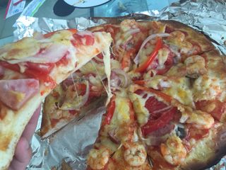 7、火腿虾仁蘑菇披萨,拉丝效果不一般，开吃！