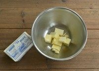 2、碳烧腰果巧克力饼干,黄油切小块放置室温，手指稍用力能压进去程度