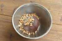 7、碳烧腰果巧克力饼干,倒入腰果碎