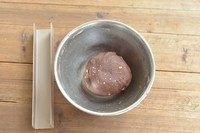 8、碳烧腰果巧克力饼干,腰果和面团混合均匀，腰果最好都揉进去，这样比较好定型