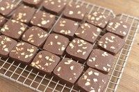 14、碳烧腰果巧克力饼干,烤好后移至凉网，晾凉后密封保存