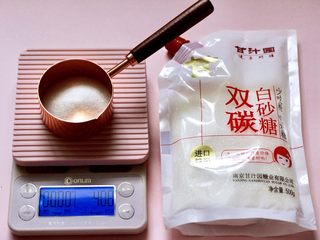 1、酥得掉渣的芝麻桃酥,先把白砂糖称重，听说甘汁园双碳白砂糖是无硫的比较健康，而且不容易变色，特别好溶解，再把其它所有的食材都称重备用。