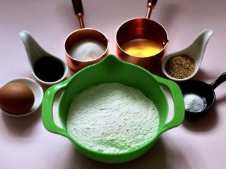 2、酥得掉渣的芝麻桃酥,所有的食材称重备齐后，准备开始制作。