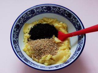 7、酥得掉渣的芝麻桃酥,再加入熟黑芝麻和白芝麻。