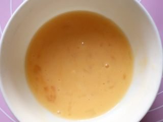 4、红枣燕麦饼干#家有烤箱#,将蛋打入一小碗中，把蛋液打散待用。
