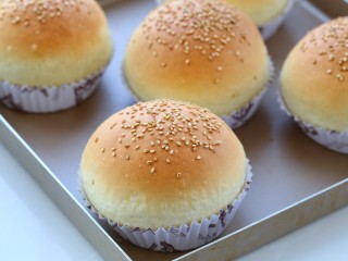 9、芝士肉排汉堡,待汉堡胚表面变成均匀的金黄色出炉即可，具体温度和时间请按照自家的烤箱脾气调节