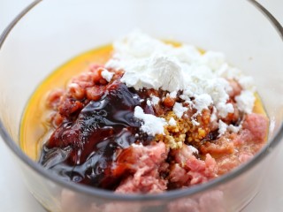 10、芝士肉排汉堡,制作猪肉排:猪肉用料理机打成肉糜状态，然后放入切碎的姜末、料酒、味极鲜、老抽、蚝油、蛋液、黑胡椒粉和淀粉