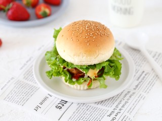 16、芝士肉排汉堡,一款美味营养的芝士肉排汉堡就做好了，搭配牛奶当早餐也是元气满满哦！