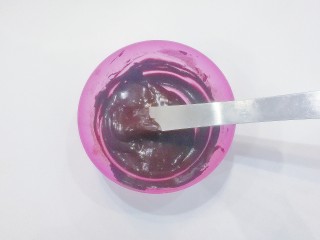 1、奥利奥奶油盒子蛋糕,先将可可粉用一点点热水融开；