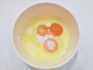 2、奥利奥奶油盒子蛋糕,牛奶，玉米油和20克白糖放入容器中先搅拌均匀，然后加入蛋黄继续搅拌均匀；