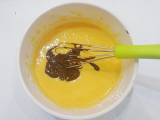 4、奥利奥奶油盒子蛋糕,接着再把融好的可可粉加入蛋黄糊中继续搅拌均匀备用；