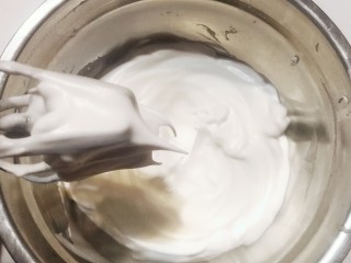 5、奥利奥奶油盒子蛋糕,蛋清分次加入剩下的白糖，打发至接近干性发泡状态；