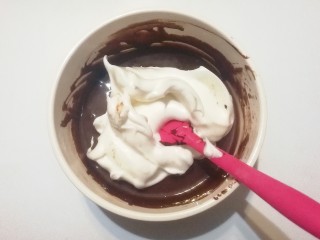 6、奥利奥奶油盒子蛋糕,然后先取三分之一的蛋白霜放入可可蛋糊中翻拌均匀；